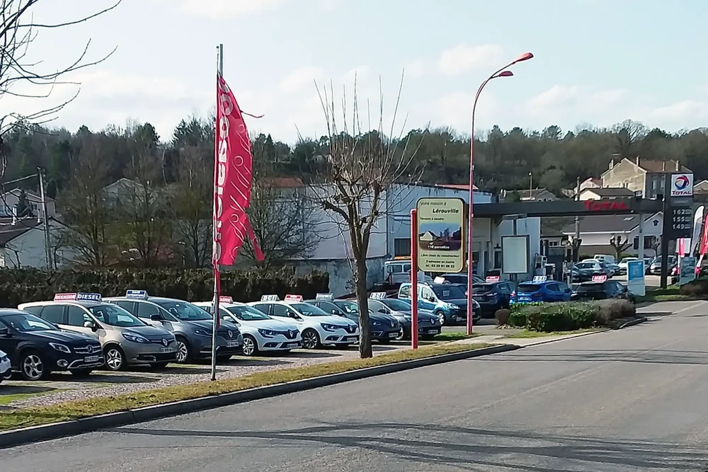 Concession automobile en extérieur avec exposition de véhicules Renault neufs et d'occasion