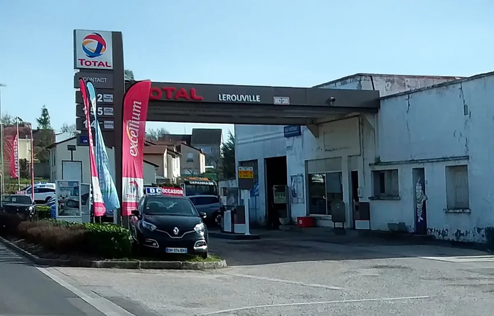 Station-service Total avec pompes à carburant et bâtiment commercial