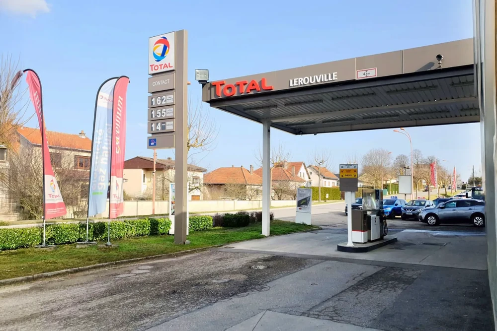 Station-service Total à Lerouville avec pompes à carburant sous auvent moderne