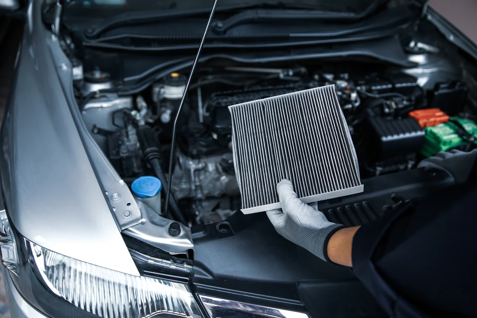 Mains mécaniques vérifiant l'état de fonctionnement de la voiture dans un capot ouvert, gros plan