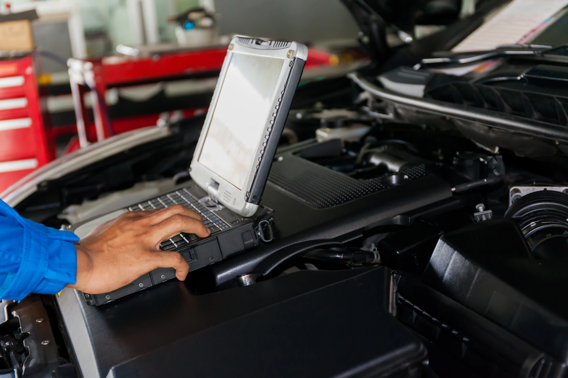Un formateur en costume présente une formation automobile dans une salle de classe moderne