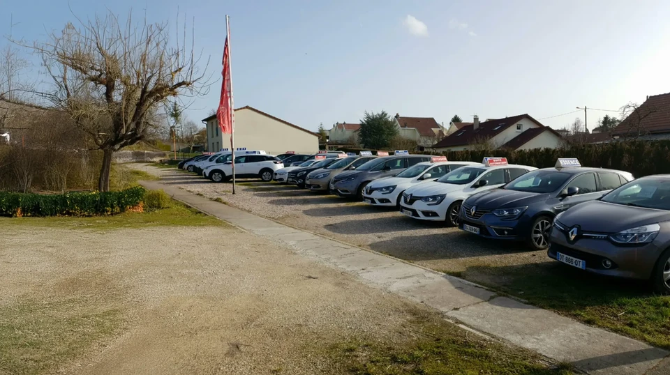 Atelier de mécanique automobile avec servante d'outillage rouge ouverte